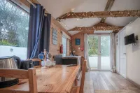 The Lodge - 1 Bedroom - Freshwest Beach Retreat Hotels in Milford Haven