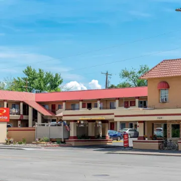 Econo Lodge Inn & Suites