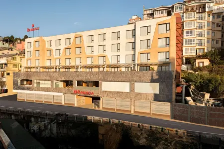 Ramada by Wyndham Darjeeling Gandhi Road Отели рядом с достопримечательностью «Darjeeling Himalayan Railway Toy Train»