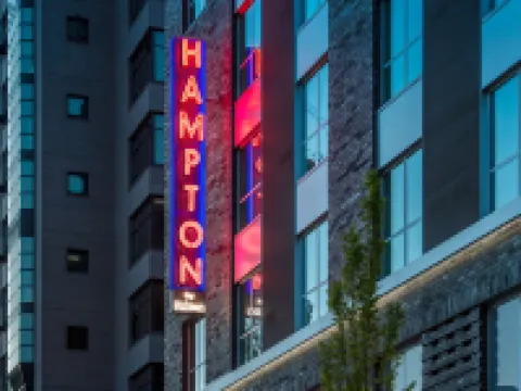 Hampton Inn and Suites by Hilton Portland-Pearl District Hotels near Chinatown Gateway