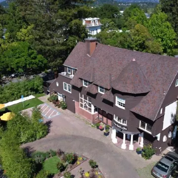 Cedar Gables Inn