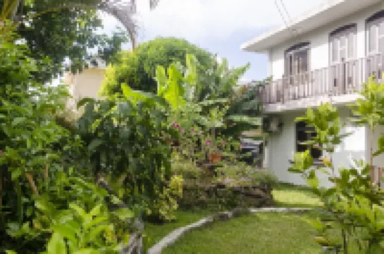 R&G Justlikehome Apartment 1 with Blue Sofa Set and Apartment 2 with Garden View with Brown Sofa Set Các khách sạn gần Mauritius Standards Bureau