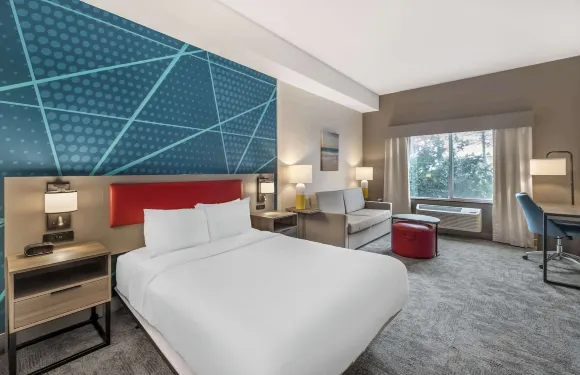 雷德蒙德機場舒適套房酒店