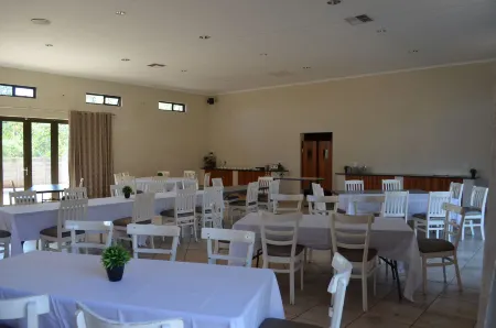 Manor Hills Guest Lodge Отели в г. Рустенбург