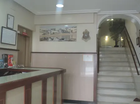 Hostal Bahía Отели рядом с достопримечательностью «Torre Tavira»