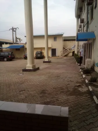 Senator's Suites and Towers Hotel