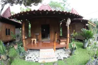 Omah Garengpoeng Guest House Hotels in Wanurejo