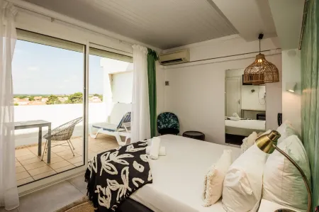 Hôtel les Sables - Urban Style - by Logis Hotels Отели рядом с достопримечательностью «Le Bleu 'N' Blue»