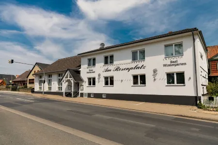 Hotel am Rosenplatz,24 Stunden Check in, Kostenfreie Parkplätze Отели в г. Нетгау