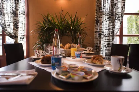 Hotel Pavillon des Gatines Отели в г. Ивелин