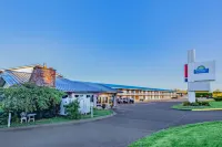 Days Inn & Suites by Wyndham St. Ignace Lakefront