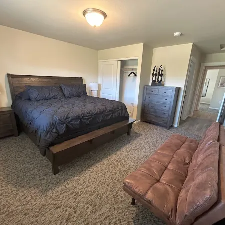 Classy and Cozy Brand New Townhouse!