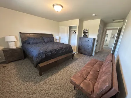 Classy and Cozy Brand New Townhouse!