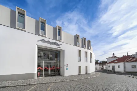 Moov Hotel Évora Отели рядом с достопримечательностью «Igreja de Santo Antao»