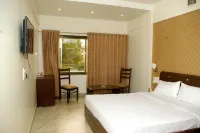 Hotel Gulmohar Pride Отели рядом с достопримечательностью «Салабат Хан Том Ор Чандбибис Махал»