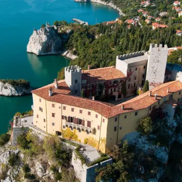 Nuovo Albergo Operai Отели рядом с достопримечательностью «Duino Castle»