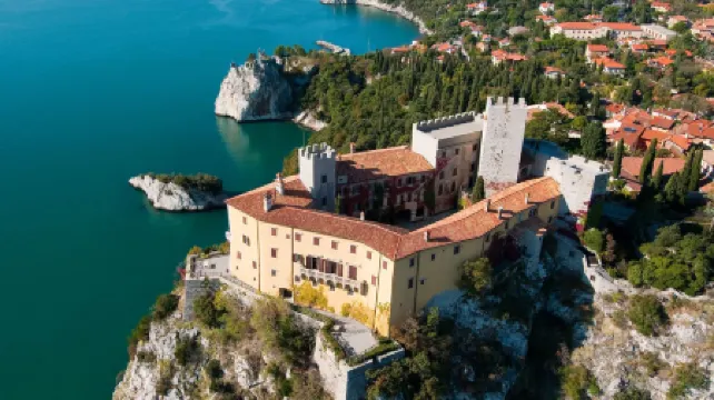 Nuovo Albergo Operai Отели рядом с достопримечательностью «Duino Castle»