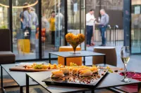 Ola Santiago Providencia, Tapestry Collection by Hilton - breakfast