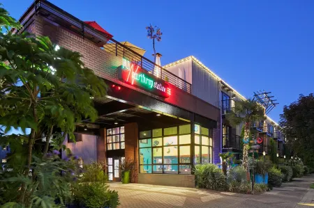 Inn at Northrup Station Отели рядом с достопримечательностью «Парк Милл Эндс»