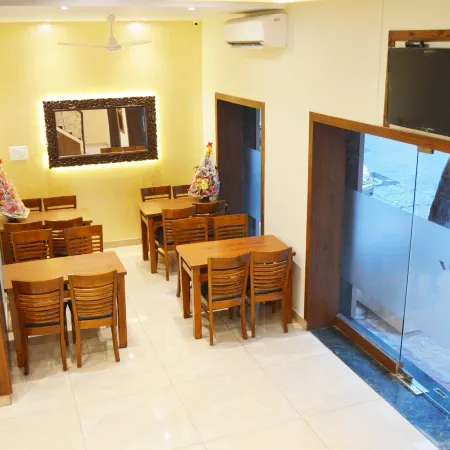 Hotel A. K. International - Fort Отели рядом с достопримечательностью «Марин Лайнс»