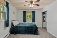 Walk to the Lake Firepit and Sunroom Tomhickon