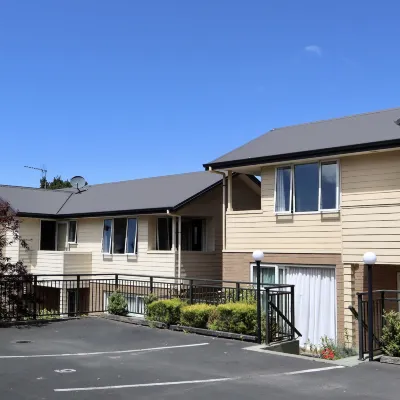 March Apartments Hotels near Roslyn