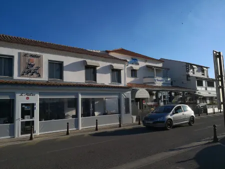 Le Dauphin Bleu Отели рядом с достопримечательностью «Chateau d'Avignon»