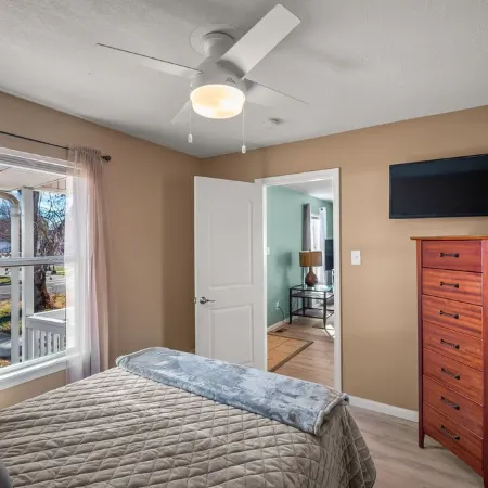 Kings Cottage 4 bed/3 full bath central Topeka