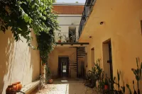 Fixie Lofts - Colonial Villa Suites with Pool - Apartments