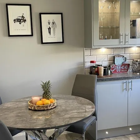 2 Bed House - Sleeps 4 - Garden Parking Wifi