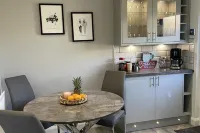 2 Bed House - Sleeps 4 - Garden Parking Wifi - Kitchens
