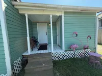 Charming 2-bedroom pet-friendly house with fenced yard minutes from Galveston! Hotels in Hitchcock