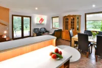 Comfortable, Large Holiday Home with a Garden