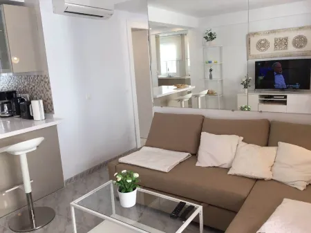 Apartment Sleeps 4 Near Beach Отели в г. Фуэнхирола
