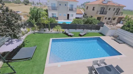 Stay M & L Villa Отели в г. Voroklini