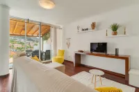 Alfa I Machico Home BBQ, Lounge & Beach Nearby - 2-Star