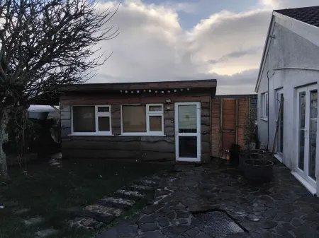 Swiss Valley Cabin - WoodFired Hot Tub & Therapies Отели в г. Лланелли