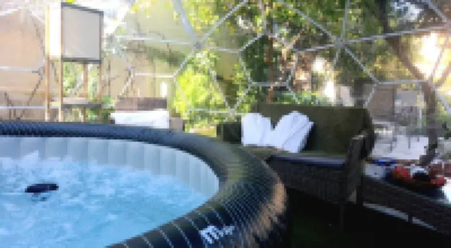Relax in Elliniko Hidden Gem-vintage Bungalow With Garden and Hot Tub in an Iglo