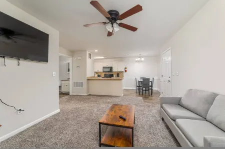 Modern 1Br with Pool and Parking Access Отели в г. Колумбус