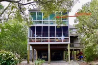 Waterfront Access and Screened Porch - Charming Nature Retreat 禿頭島住宿飯店