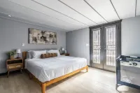 Spacious 9BR Ballard Craftsman perfect for groups 발라드 호텔