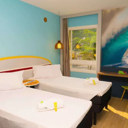 Golden Tulip Guarujá - Antigo Delphin Surf Hotel Отели рядом с достопримечательностью «Пляж Энсеада»