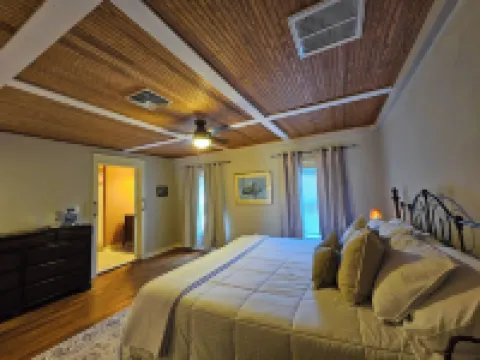 Downtown Historic New Bern Apartment Next door to Birthplace of Pepsi