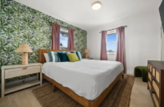 Resort-Style Waterfront Villa; Spa, Kayaks, Sauna, Heated Pool, Arcade, Golf