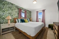 Waterfront, Spa, Kayaks, Sauna, Heated Pool, Arcade, Mini Golf, Fire Pit, Bikes