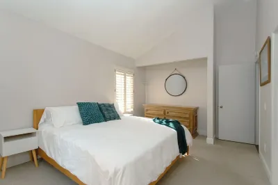 Spacious Dual Master, 4 Bedroom home near beaches, legoland, golf, lake Hotel in zona California State University, San Marcos