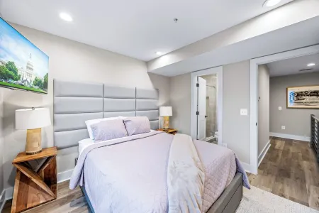 Old Town Alexandria NEW Modern "5 Min Walk to Metro" 2 Bed 2.5 Bath Free Parking Отели в г. Александрия