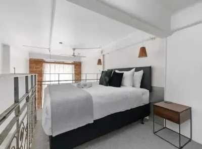 Stylish Loft Apt in CBD w/ King Bed I Zodiak Stays Hotel in zona Takarunga / Mount Victoria