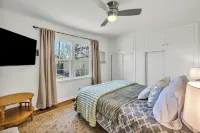 Golden Era Retreat-3 Miles to Expo-Fully-Fenced-Pet Friendly