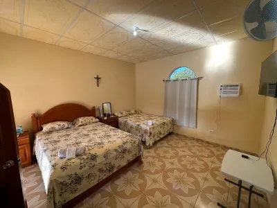 Hotel y Restaurante Mariana Отели в г. 